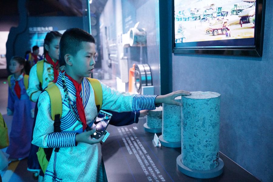 “三峽娃娃”觸摸巖芯。（攝影：秦鈴萌）